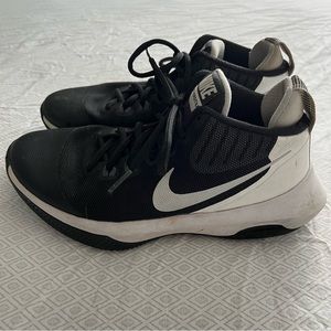 Nike Air Versitile Sneakers